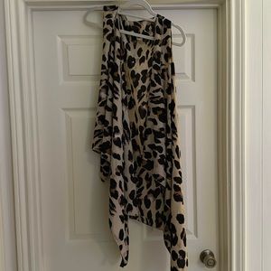 Leopard sleeveless shawl